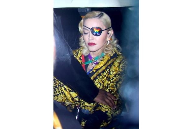 Im Dezember 2015 wurde Madonna gemeinsam mit ihrem Sohn David spontan zur Straßenmusikantin in Paris. Die beiden hatten sich in dicke Jacken gehüllt und spielten in Begleitung des Gitarristen Monte Pittman.
