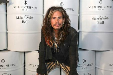 Osteuropa hat es Steven Tyler offenbar angetan, denn im Vorjahr war er bereits in Litauen auf zwei Musikerinnen gestoßen, die gerade den Hit 'Crazy' von Aerosmith spielten. Sie begleiteten den Star auf Akkordeon und Geige.