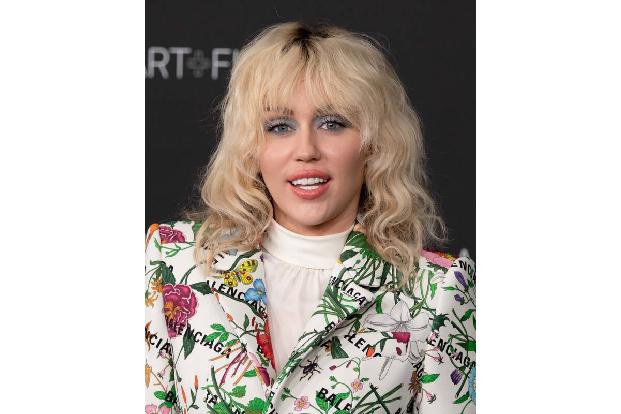 …zwei Jahre später zog er eine ähnliche Show ab — diesmal mit Miley Cyrus, die in der U-Bahn-Station am Rockefeller ebenfalls zunächst unerkannt blieb.