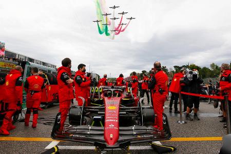 Keine Festspiele in der Heimat - Beim verregneten Grand Prix der Emilia-Romagna folgt der erste Rückschlag. Nach einem riskanten Reifenwechsel samt nachfolgendem Bandenkontakt reicht es für Leclerc beim Heimspiel nur zu Rang sechs. Sainz ist wie zuvor in Australien schon nach wenigen Metern aus dem Rennen. Zu allem Übel feiert Red Bull einen Doppelsieg mit Max Verstappen ganz oben auf dem Podium.