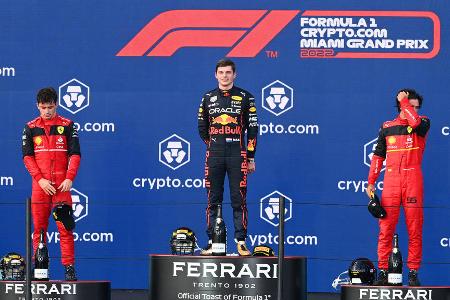 Miami-Premiere ohne großen Grund zur Freude - Auch bei der Miami-Premiere der Formel 1 steht am Ende nicht Ferrari, sondern erneut Max Verstappen an der Spitze - und das, obwohl beide Scuderia-Piloten im Qualifying zuvor schneller waren und Leclerc von der Pole startet. Am Ende bleiben immerhin Platz zwei für den Monegassen und Platz drei für Sainz nach engem Fight mit dem Titelverteidiger, der auf 19 Punkte an Leclerc herangerückt ist.