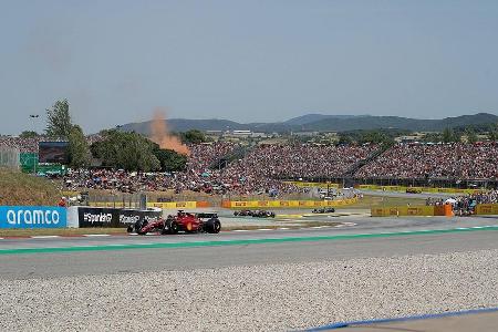 Motoren-Ärger in Spanien - Beim sechsten Rennen der Saison erleidet Leclerc einen herben Dämpfer im WM-Kampf. Obwohl er das ganze Wochenende dominiert und auch im Rennen auf Siegkurs liegt, zwingt ihn ein Motorschaden Mitte des Rennens zur Aufgabe. Die WM-Führung in der Fahrerwertung ist futsch, weil Verstappen erneut Erster wird. Auch in der Konstrukteurs-WM überholt Red Bull die Scuderia.