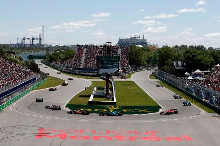 'O Canada' - Durch einen Motoren-Tausch startet Leclerc in Kanada von ganz hinten, arbeitet sich im potenten Ferrari aber immerhin bis auf Platz 5 vor. Trotzdem wäre mehr drin gewesen. Denn der Monegasse ist nicht nur zeitweise gefangen im DRS-Zug der Konkurrenz, sondern muss auch mit einem verpatzten Boxenstopp seines Teams leben, der ihn wichtige Sekunden kostet. Am Ende verliert Leclerc damit weitere 15 Punkte auf Sieger Verstappen.