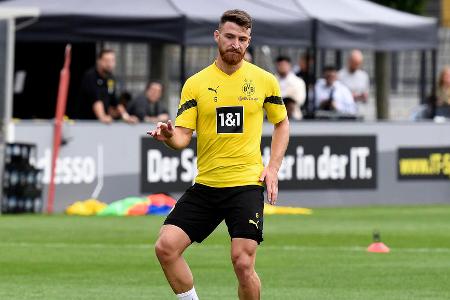 MITTELFELD: Salih Özcan - Note: 1,5 - Stand erstmals für den BVB in der Startelf und machte seine Sache mehr als solide. Füllte die Dahoud-Rolle als Ballverteiler gut aus und wusste mit starker Passquote zu überzeugen. Bot sogar an vorderster Front Impulse an. Traf nach Standard einmal den Pfosten (20.) und legte schließlich mit viel Gefühl den Führungstreffer auf. Harmonierte in der Raumaufteilung gut mit Bellingham.