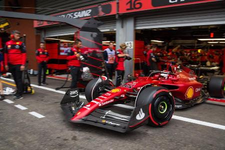 Leclerc erst zu schnell, dann rückversetzt - Beim GP von Belgien holt Ferrari Leclerc mit Vorsprung auf Platz 5 liegend kurz vor Schluss zum Reifenwechsel herein, damit dieser Verstappen noch den Punkt für die schnellste Rennrunde abluchsen kann. Das Vorhaben gelingt nicht. Im Gegenteil: Leclerc fährt zu schnell durch die Boxengasse, kassiert dafür eine Fünf-Sekunden-Zeitstrafe und wird dadurch am Ende sogar nur Sechster.