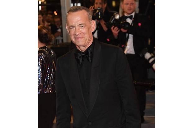 …Tom Hanks offenbar ähnlich. Als er 2009 für den Film 'Illuminati' in Rom drehte, versperrte die Filmcrew einem Brautpaar und seinen Gästen den Weg zur Feier. Tom begleitete die Frischvermählten höchs ...