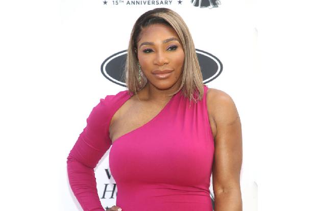 …prallte die spärlich bekleidete Serena Williams auf ein frisch getrautes Brautpaar. Obwohl sie nur einen Raubtierprint-Badeanzug trug, wollte die Tennisspielerin gleich Fotos mit der etwas überrumpel ...