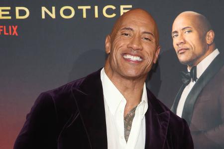…und Dwayne 'The Rock' Johnson eigentlich am Hotelpool auf ihren gerade abgedrehten Film 'Jumanji: The Next Level' trinken, als sie mitbekamen, dass in der Nähe eine Hochzeitsparty lief. Nichts wie hi ...