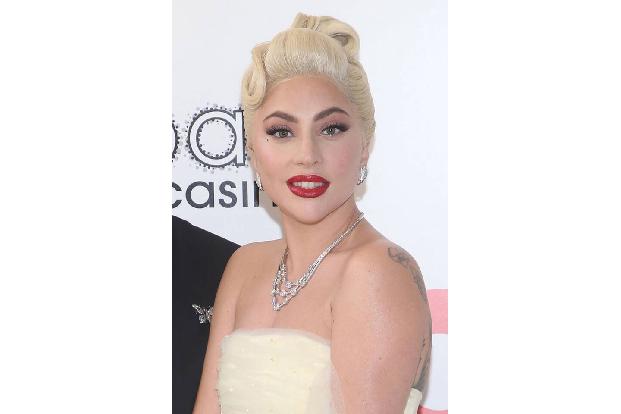 …Lady Gaga hat ein Herz für glückliche Paare. Als sie in New York Strawberry Fields, die Gedenkstätte für John Lennon, besuchen wollte, geriet sie am Central Park in die Feierlichkeiten eines japanisc ...