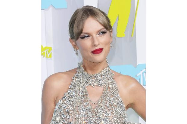 …war der Hochzeitsbesuch von Taylor Swift, denn sie sang für ihre Fans Max und Kenya eine eigens umgedichtete Version ihres alten Hits 'Blank Space', der für den Bräutigam eine ganz besondere Bedeutung hatte. Und gleich…