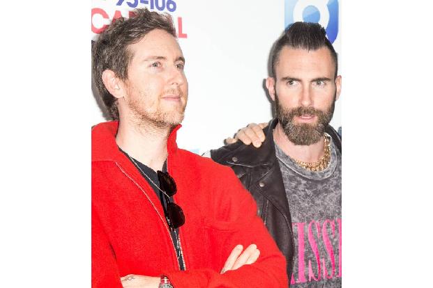 …eine ganze Band bekamen mehrere Paare in Los Angeles anlässlich ihres Ja-Worts, denn hinter einem unverdächtigen Vorhang standen die Musiker von Maroon 5. Ganz selbstlos waren diese Besuche jedoch ni ...