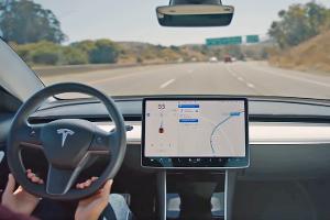 Selbstfahrende Teslas sollen bis Jahresende kommen