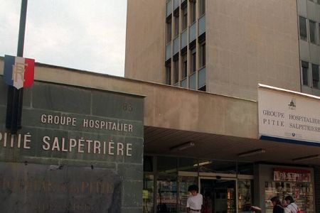 Während für beide Männer jede Hilfe zu spät gekommen war, wurde die Royal noch in ein Krankenhaus gebracht, wo sie später starb. Bis heute ranken sich viele Verschwörungstheorien um den Unfall.