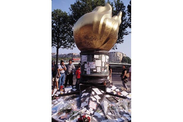 In den kommenden Tagen prägte immer verzweifeltere Trauer das Bild im Königreich. Vor dem Buckingham-Palast und an einem Monument über dem Unfallort (Foto) türmten sich die Blumen. Das Volk fragte sich: 