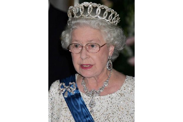 Die hielt sich bedeckt, hatte sich in Schloss Balmoral im fernen Schottland verschanzt und das Unglück zu einer privaten Familienangelegenheit erklärt. Selten hatten die Royals die Stimmung im Land so falsch eingeschätzt.