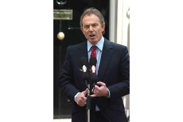 Auf Druck des gerade gewählten neuen Premierministers Tony Blair reiste Königin Elizabeth II. schließlich nach London, wo sie ein Bad in der Menge nahm und sich mit einer Rede an die Nation wandte. Di ...