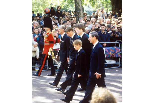 Die Trauer um Prinzessin Diana, die frischen Wind ins Königshaus gebracht hatte, fand ihren Höhepunkt bei der Beerdigung am 6. September. Das Bild ihre beiden Söhne William und Harry, die mit ihrem Va ...