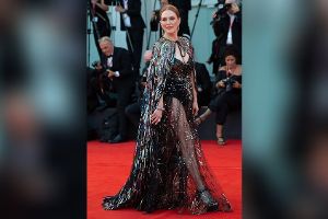 Julianne Moore begeistert in transparentem Glitzerkleid