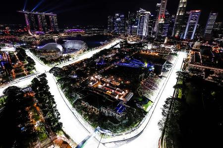 Singapur GP (02.10.) | Prognose: Leclerc kommt etwas heran - Angekommen auf dem Marina Bay Street Circuit könnte Verstappen seinen Vorsprung bereits um mehr als 20 Zähler ausgebaut haben. Der Stadtkurs, der zwar mit Highspeedanteilen garniert, aber ansonsten eher eng ist, dürfte jedoch dem Ferrari F1-75 liegen. Dass Leclerc gut mit dem Kurs zurecht kommt, bewies er zudem bereits in der Vergangenheit. Der Monegasse holt sich den Sieg und lässt den Vorsprung leicht schmilzen. Verstappen ist mit P5 noch hinter den Mercedes' genügsam.