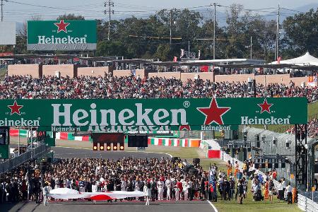 Japan GP (09.10.) | Prognose: Wieder kein Verstappen-Sieg! - Der Kurs in Suzuka mit seinen pfeilschnellen S-Kurven wird das letzte Hurra der Scuderia sein. Leclerc als Rennsieger nimmt 25 Punkte für sich und sein Team mit, schraubt sein Konto damit auf auf 263 Zähler hoch, auch Sainz könnte abräumen. Verstappen steckt sich als Dritter 15 Punkte ein und liegt damit bei gut 359 Zählern. Der WM-Titel ist ganz nah.