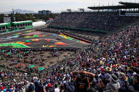 Mexiko GP (28.10.) | Prognose: Pérez lässt die Heimat beben - Das Autódromo Hermanos Rodríguez klingt wie gemacht für den RB18 von Verstappen und Pérez. 2250 Meter über dem Meeresspiegel gibt es weniger Luftwiderstand und damit höhere Top-Speeds. Ob der Ferrari-Motor dort überhaupt durchhält, ist nach den Zuverlässigkeitsproblemen ohnehin offen. Red Bull wird anpeilen, Verstappens mexikanischem Teamkollegen einen Heimsieg zu ermöglichen.