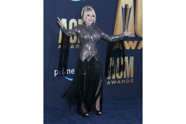 Dolly Parton sang einst über 'Puppy Love' (wörtlich übersetzt 'Welpenliebe'), und liebt nicht nur Country-Musik, sondern auch Tiere. Darum präsentierte sie am Mittwoch (31. August) ihre erste eigene ... Dolly Parton sang einst über 'Puppy Love' (wörtlich übersetzt 'Welpenliebe'), und liebt nicht nur Country-Musik, sondern auch Tiere. Darum präsentierte sie am Mittwoch (31. August) ihre erste eigene ...
