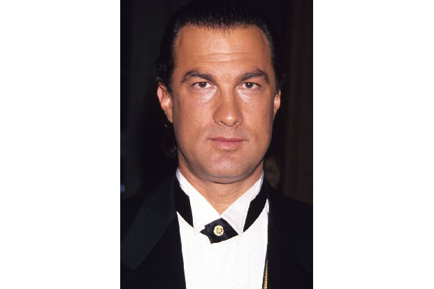 Steven Seagal war einst der ungekrönte Action-König. Diese Energie hoffte man durch geschicktes Marketing in einem Energy-Drink zu bündeln. Das ist noch so halb nachvollziehbar. Sein Aftershave 'Scent ...