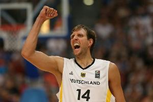 Nowitzkis Trikot unter dem Dach