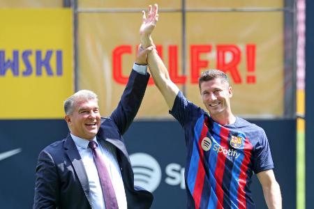 Diese 10 Klubs investierten am meisten - In diesem Transferfenster wurden der Reihe nach Rekorde geknackt. Allen voran die Premier-League-Teams haben sich ihre Neuzugänge mächtig was kosten lassen. Nur der FC Bayern, der FC Barcelona und Paris Saint-Germain halten mit den Engländern Schritt. sport.de zeigt die Top 10 der Vereine, die im Sommer am meisten ausgegeben haben: Diese 10 Klubs investierten am meisten - In diesem Transferfenster wurden der Reihe nach Rekorde geknackt. Allen voran die Premier-League-Teams haben sich ihre Neuzugänge mächtig was kosten lassen. Nur der FC Bayern, der FC Barcelona und Paris Saint-Germain halten mit den Engländern Schritt. sport.de zeigt die Top 10 der Vereine, die im Sommer am meisten ausgegeben haben: