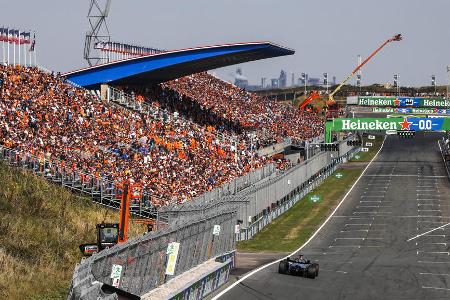 Die Trainingsbestzeiten beim Großen Preis der Niederlande - Am Wochenende duelliert sich die Formel 1 in den Dünen von Zandvoort. Bei seinem Heimspiel in den Niederlanden will insbesondere Weltmeister Max Verstappen glänzen, im dritten Training fuhr der Red-Bull-Pilot wieder um die Spitze mit. Das sind die Trainingsbestzeiten aller Fahrer: Die Trainingsbestzeiten beim Großen Preis der Niederlande - Am Wochenende duelliert sich die Formel 1 in den Dünen von Zandvoort. Bei seinem Heimspiel in den Niederlanden will insbesondere Weltmeister Max Verstappen glänzen, im dritten Training fuhr der Red-Bull-Pilot wieder um die Spitze mit. Das sind die Trainingsbestzeiten aller Fahrer:
