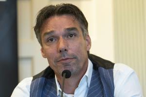 Stich sieht Williams auf einer Stufe mit Graf und Court