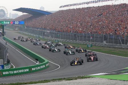 Noten und Einzelkritik zum Niederlande-GP der Formel 1 - Heimsieg beim Heimspiel: Max Verstappen gewinnt vor heimischer Kulisse den Niederlande-GP in Zandvoort. Beim seinem zehnten Saisonsieg teilt sich der Red-Bull-Pilot das Podium mit George Russell (Mercedes) und Charles Leclerc (Ferrari). Mick Schumacher und Sebastian Vettel holen keine WM-Punkte. Alle Formel-1-Stars in der Einzelkritik: Noten und Einzelkritik zum Niederlande-GP der Formel 1 - Heimsieg beim Heimspiel: Max Verstappen gewinnt vor heimischer Kulisse den Niederlande-GP in Zandvoort. Beim seinem zehnten Saisonsieg teilt sich der Red-Bull-Pilot das Podium mit George Russell (Mercedes) und Charles Leclerc (Ferrari). Mick Schumacher und Sebastian Vettel holen keine WM-Punkte. Alle Formel-1-Stars in der Einzelkritik: