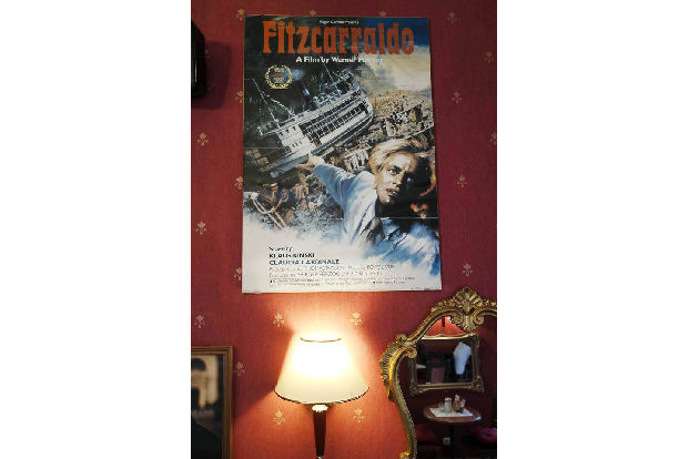 Als die beiden gemeinsam den Film 'Fitzcarraldo' drehten, sollen indigene Statisten Werner Herzog sogar angeboten haben, seinen Star umzubringen. Dieser lehnte pragmatisch ab, schließlich habe er einen Film fertigzustellen.