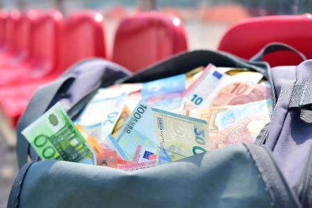 Irre Ablösen: Die Top 10 der teuersten Kader Europas - Welcher europäische Top-Klub musste in den letzten Transferperioden am meisten Geld für Ablösen ausgeben, um den aktuellen Kader zusammenzustellen? Das renommierte 'CIES Football Observatory' hat die fünf besten Fußball-Ligen Europas unter dieser Leitfrage untersucht und ein Ranking erstellt, das auch Bonuszahlungen berücksichtigt. In der Top 10 ist von Bundesliga-Teams keine Spur, FC Bayern und BVB belegen aber 'immerhin' Plätze im Top-20-Bereich: Irre Ablösen: Die Top 10 der teuersten Kader Europas - Welcher europäische Top-Klub musste in den letzten Transferperioden am meisten Geld für Ablösen ausgeben, um den aktuellen Kader zusammenzustellen? Das renommierte 'CIES Football Observatory' hat die fünf besten Fußball-Ligen Europas unter dieser Leitfrage untersucht und ein Ranking erstellt, das auch Bonuszahlungen berücksichtigt. In der Top 10 ist von Bundesliga-Teams keine Spur, FC Bayern und BVB belegen aber 'immerhin' Plätze im Top-20-Bereich: