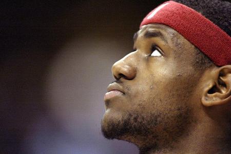 26. Juni 2003 - LeBron James wird bei der NBA-Draft 2003 an erster Stelle von den Cleveland Cavaliers gedraftet