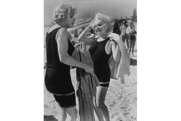 Dann kam Regisseur Billy Wilder auf die Idee, in einer Szene den Text auf einem Stück Papier in einer Schublade zu verbergen, die Marilyn öffnen sollte. Prompt vergaß sie, welches die richtige Schubla ...