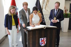 Harry und Meghan tragen sich ins Goldene Buch von Düsseldorf ein