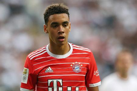 Jamal Musiala (bis 63.) - Note: 3,0 - Zeigte sich von Beginn an auf der Müller-Position trickreich und beweglich. Setzte die Kollegen immer wieder mit schönen Einfällen in Szene. Legte Sané einmal einen sicheren Treffer auf, doch sein Mitspieler ließ aus (36.). Allerdings ging bei Weitem nicht jeder seiner Einfälle auf. Phasenweise hatten die robusten Berliner ihn gut im Griff.
