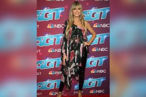 Heidi Klum strahlt im Blümchen-Outfit auf dem roten Teppich