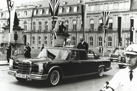 Queen Elizabeth II. Kurt Georg Kiesinger (1965) Stuttgart Neues Schloss