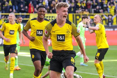 Platz 5: Tom Rothe (Borussia Dortmund) - 17 Jahre, 169 Tage - Am 30. Spieltag der Saison 2021/22 stand Youngster Tom Rothe gegen den VfL Wolfsburg überraschend in der Startelf. In seinem allerersten Bundesligaspiel gelang dem Linksverteidiger prompt sein erstes Bundesligator. Mit 17 Jahren und 169 Tagen ist er nach Moukoko und Sahin der drittjüngste Dortmunder im Ranking.
