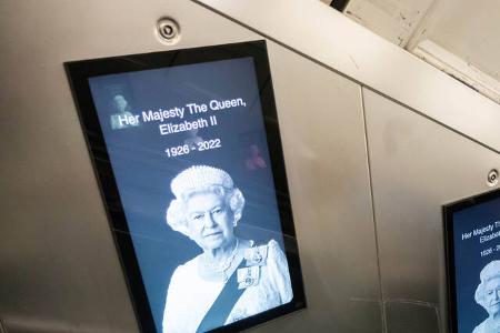 Die Trauer ist allgegenwärtig: Ob in der Londoner U-Bahn...