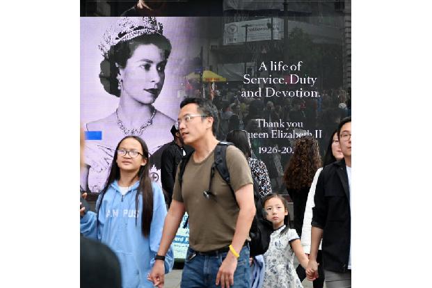 ...oder in den Einkaufsstraßen der Hauptstadt, das Bild der Queen ist allgegenwärtig.