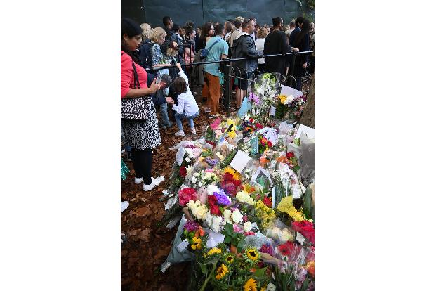 In der Nähe des Buckingham-Palastes - im Green Park und im Hyde Park - sind offizielle Kondelenzbereiche angelegt worden, an denen Trauernde ihre Blumen...
