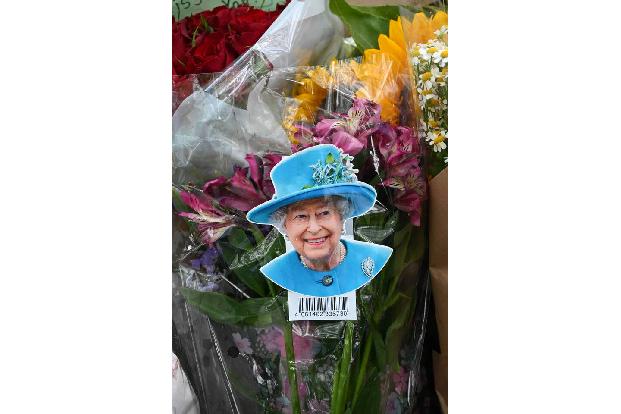 ...und Abschiedsworte für die Monarchin ablegen können. Trotz teilweise schlechten Wetters standen die Menschen Schlange...