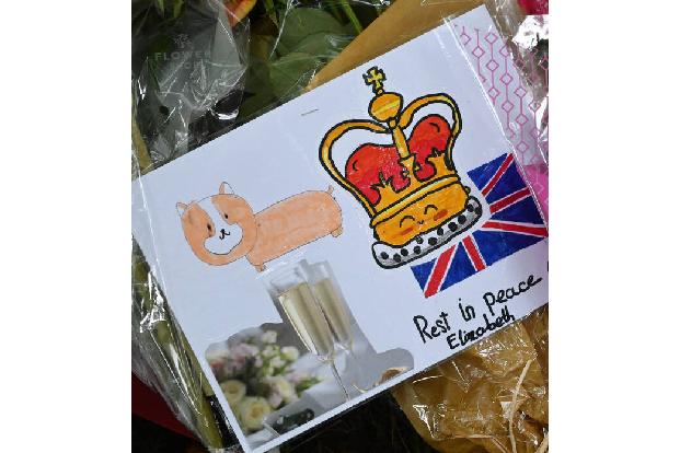 Doch nicht nur die zahlreichen kreativen Botschaften der Untertanen zeichnen ein deutliches Bild, auch die Schlagzeilen der britischen Presse...
