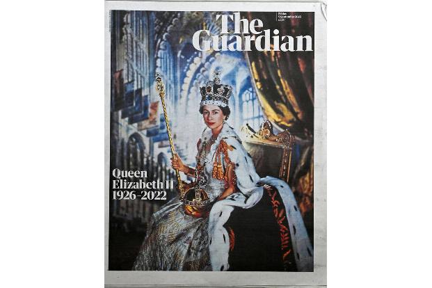 ...während der eher links gerichtete und monarchiekritische 'Guardian' ebenfalls die Titelseite für die verstorbene Königin freiräumte.