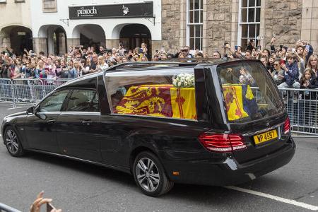 ...in die schottische Hauptstadt Edinburgh. Auf dem Weg zollten Tausende ihrer Königin Respekt.