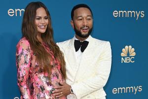 Chrissy Teigen zeigt ihren Babybauch im rosa Paillettenkleid