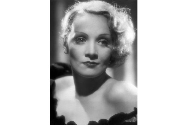 Die Hauptstadt Berlin tut sich mit dem Verleihen der Ehrenbürgerwürde an Unterhaltungskünstler*innen eher schwer. 2002 ehrte man jedoch die 1992 verstorbene Schauspiel-Legende Marlene Dietrich posthum.